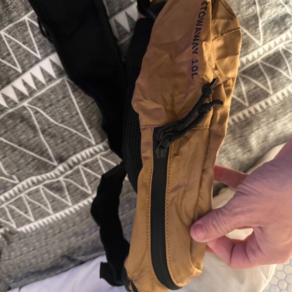 Eddie Bauer Stowaway 10L Packable Sling Bag Coyote Tan - Picture 10 of 10